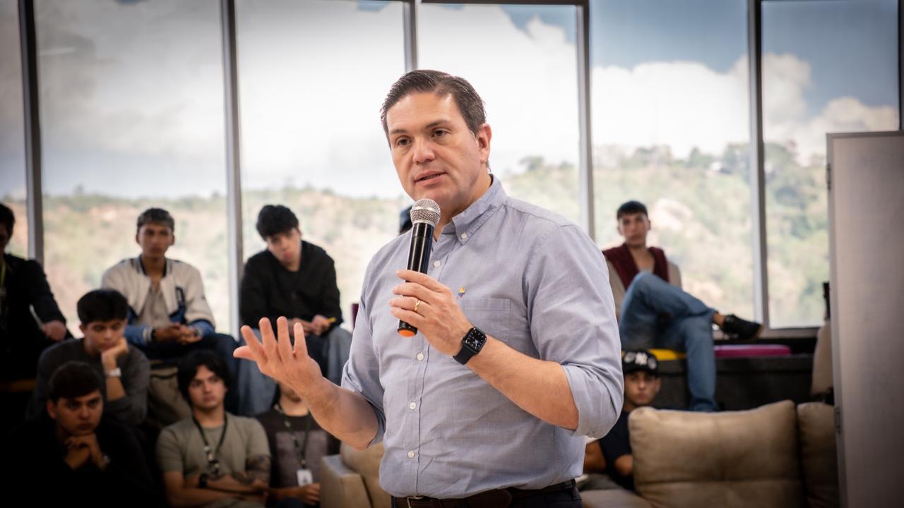 Juan Carlos Pinzón propone crear condiciones para que los jóvenes regresen y construyan su futuro en Colombia