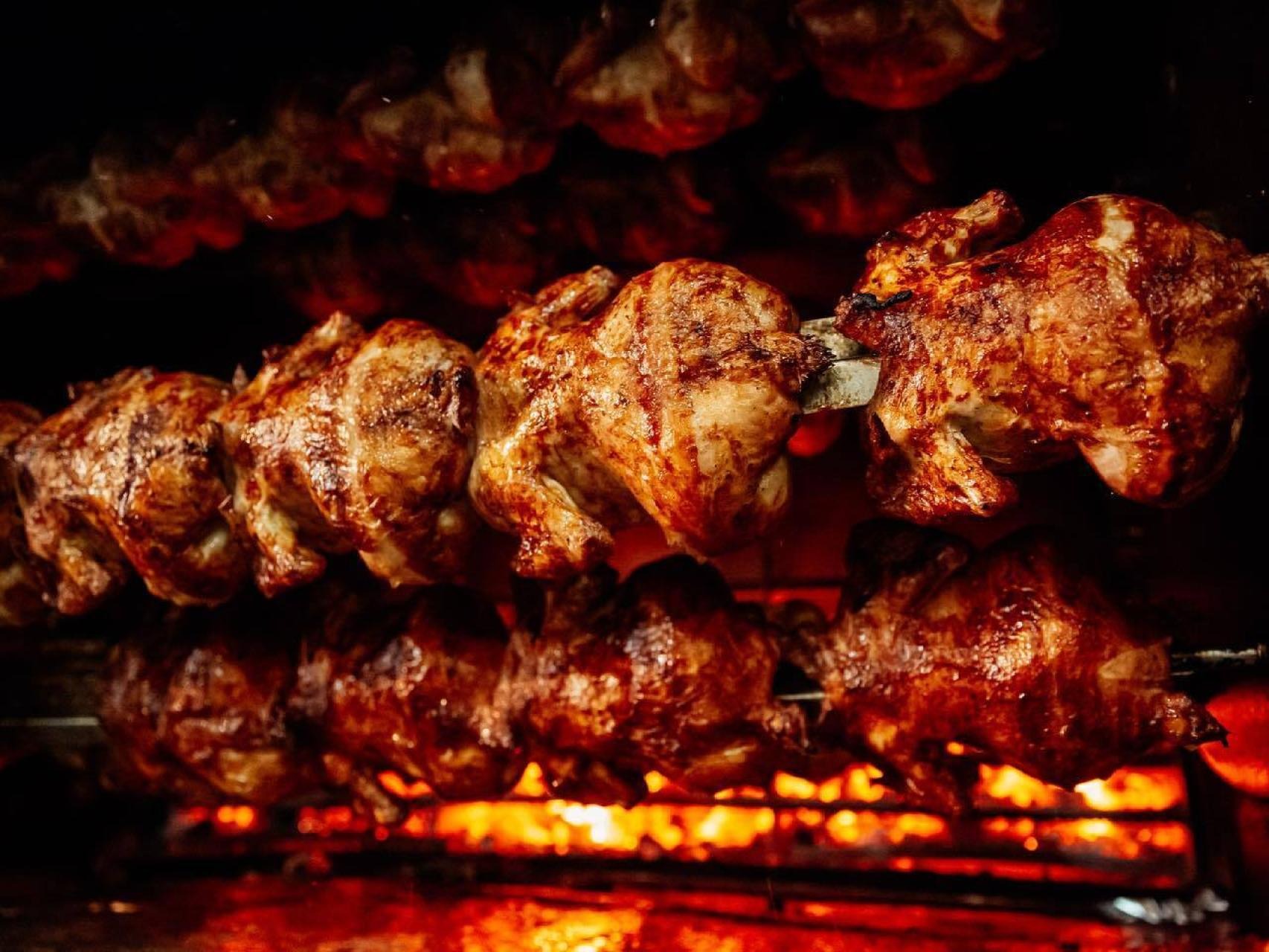 El pollo asado sube de precio y se convierte en termómetro del costo de vida