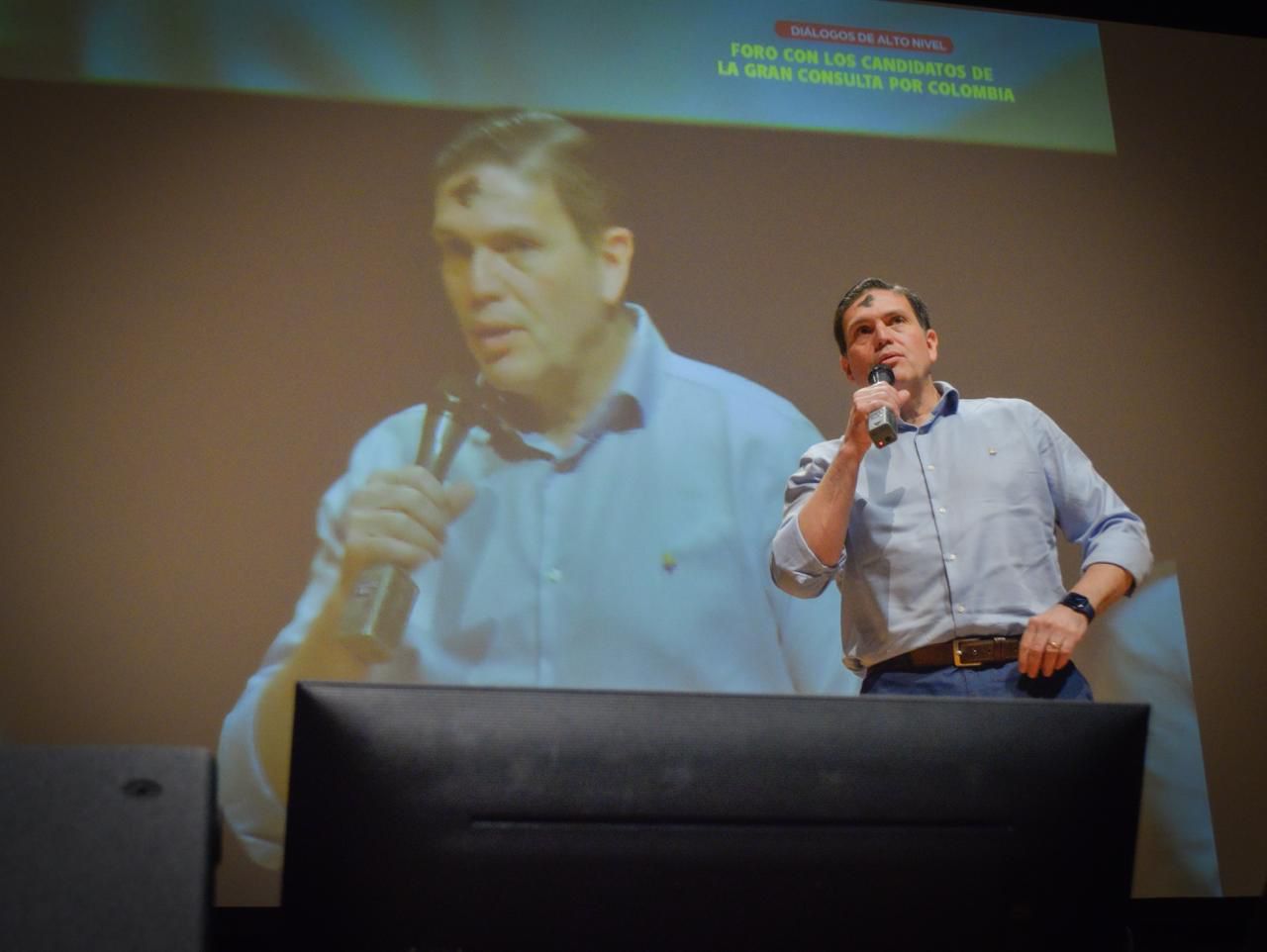 Juan Carlos Pinzón plantea crédito garantizado y alianza educativa para impulsar oportunidades reales a los jóvenes