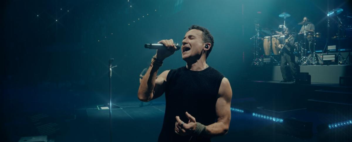 Fonseca transforma “Por Toda La Vida” en un juramento eterno con un videoclip grabado en vivo durante el Tropicalia Tour