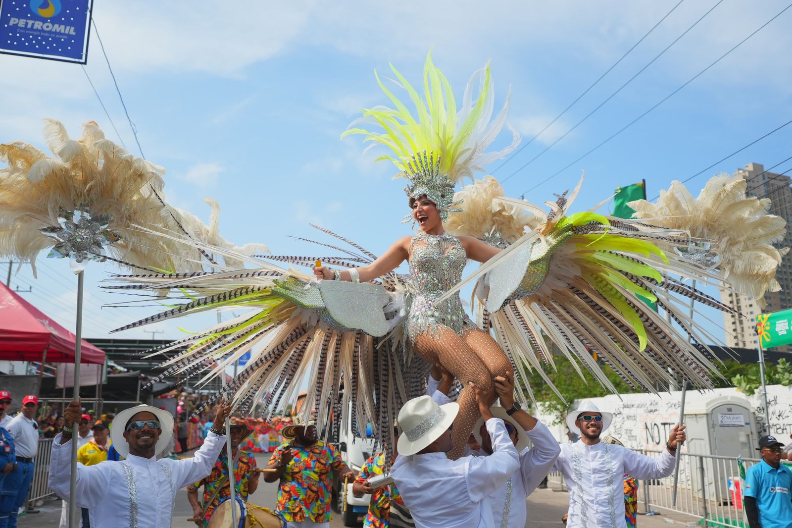 Michelle Char deslumbra con una fantasía inspirada en la naturaleza durante la Gran Parada de Comparsas del Carnaval 2026