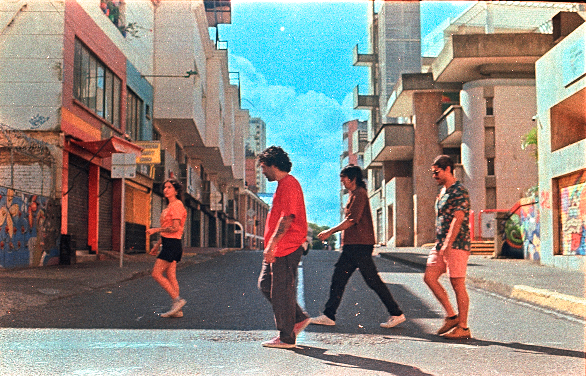 Últimos Nietos retrata la rutina moderna en su nuevo sencillo y alista gira internacional