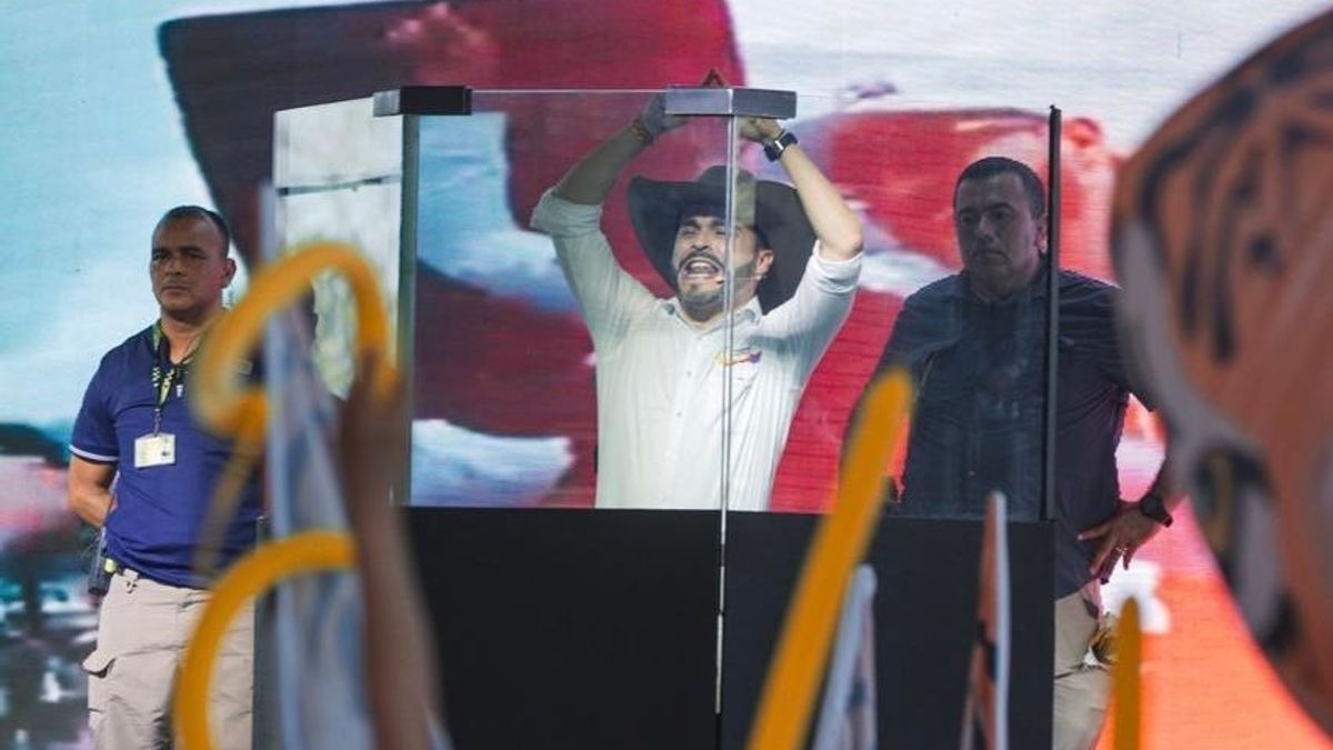 Un atril blindado marca la nueva etapa de seguridad en la campaña presidencial de Abelardo De la Espriella