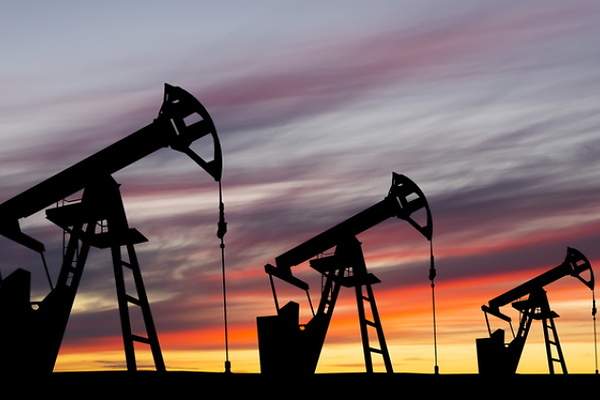 Precio del petróleo se dispara por tensión geopolítica y amenaza de interrupciones en rutas clave