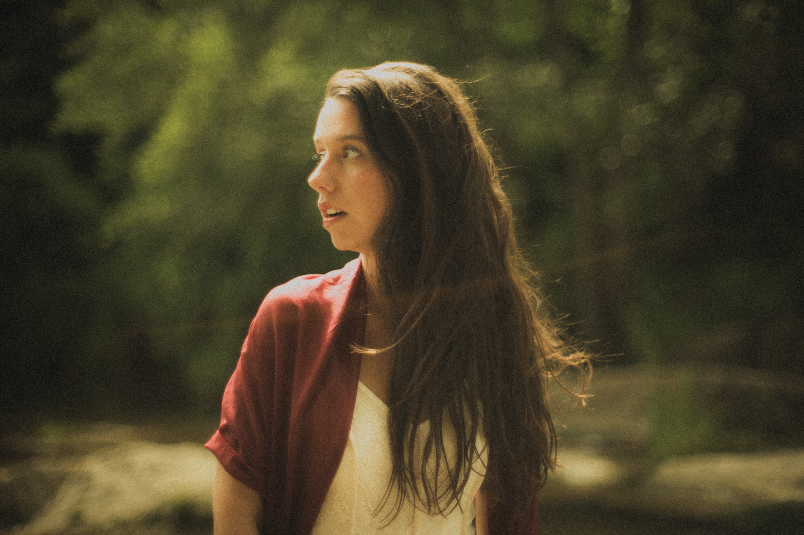 Raquel Lúa trae su universo mediterráneo a Colombia con la gira de Peinar Raíces