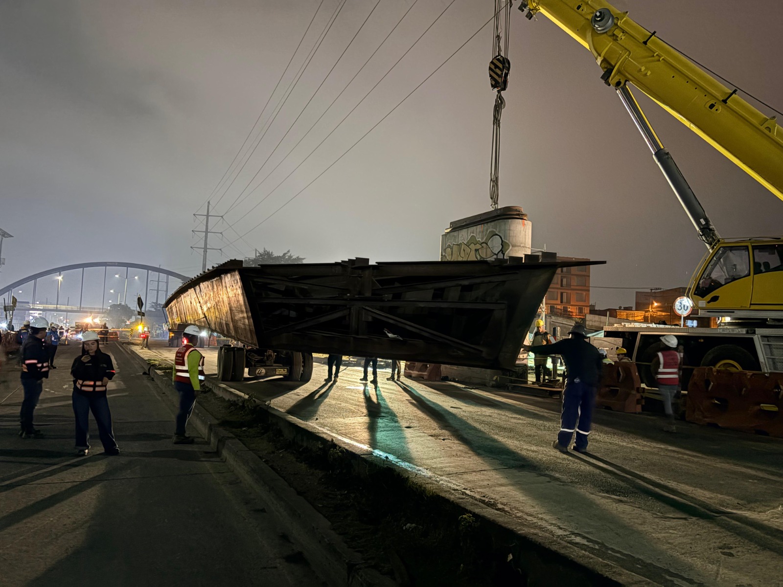 Avanza la extensión de TransMilenio a Soacha con el montaje de vigas del puente de la calle 22