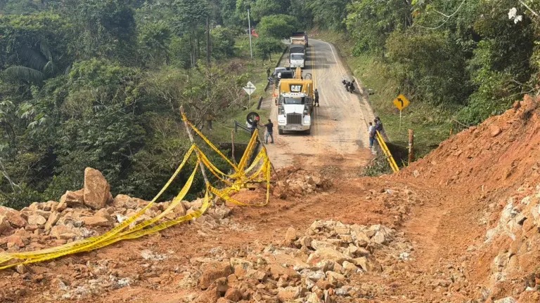Vía Medellín-Bogotá continúa cerrada en San Luis por deslizamientos y avance de los trabajos de despeje