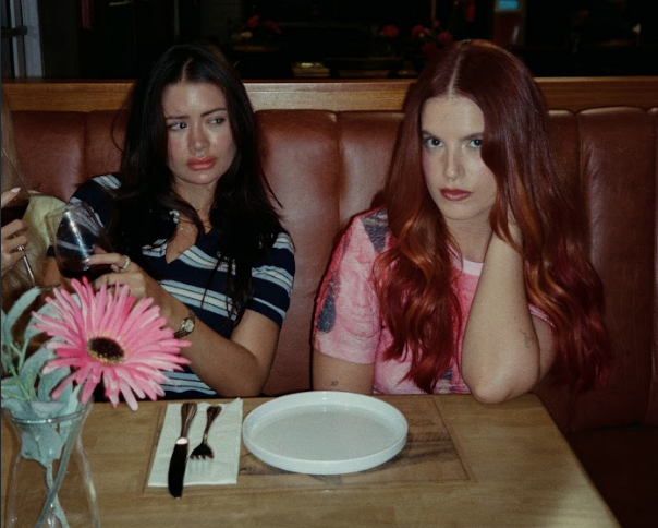 Nic presenta una historia de desamor y memoria emocional en su nuevo sencillo Todo lo que haces para no acordarte de mí