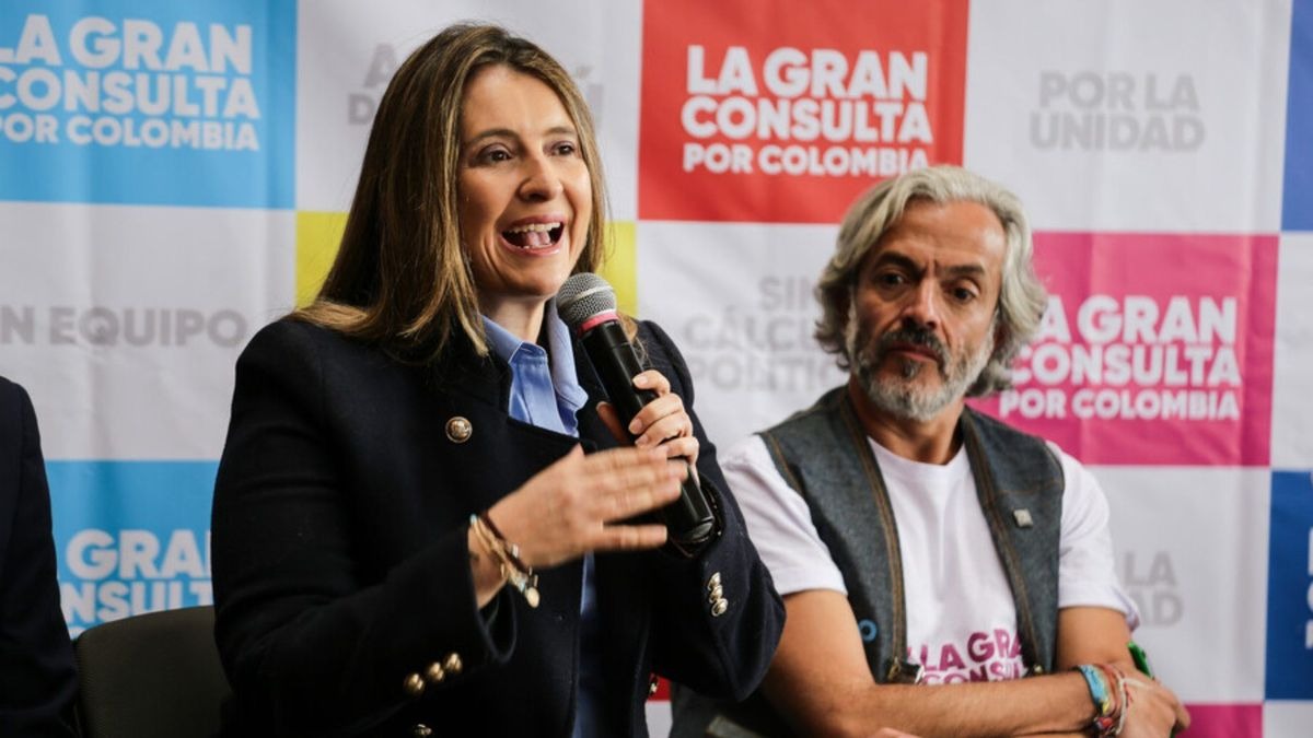 Paloma Valencia y Juan Daniel Oviedo formalizan su candidatura presidencial ante la Registraduría