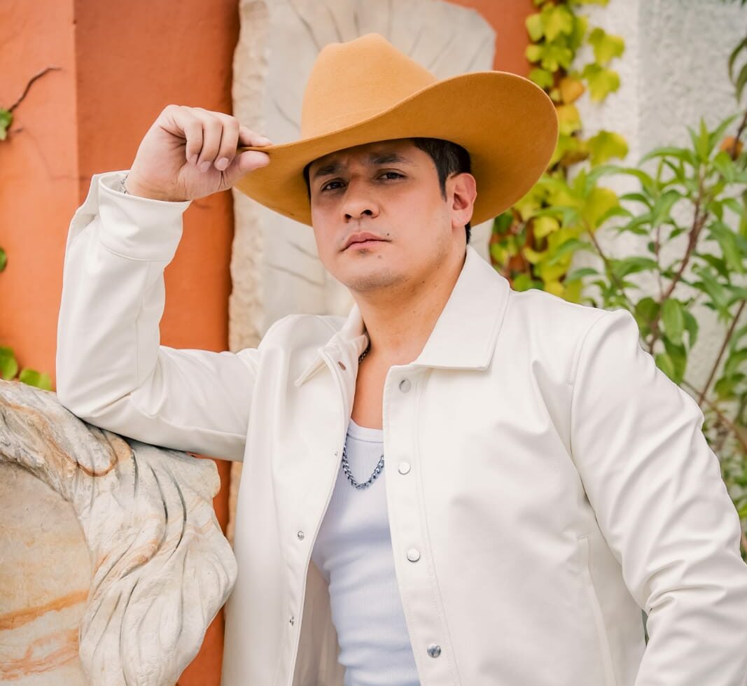 Juan Pablo Navarrete revive un clásico de Selena con una propuesta moderna y cargada de emoción