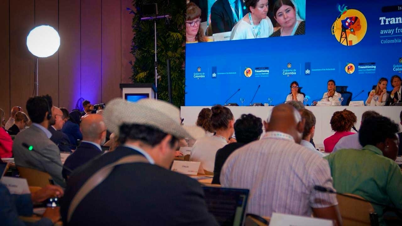 Colombia lidera acuerdo global en Santa Marta para acelerar la transición hacia energías limpias