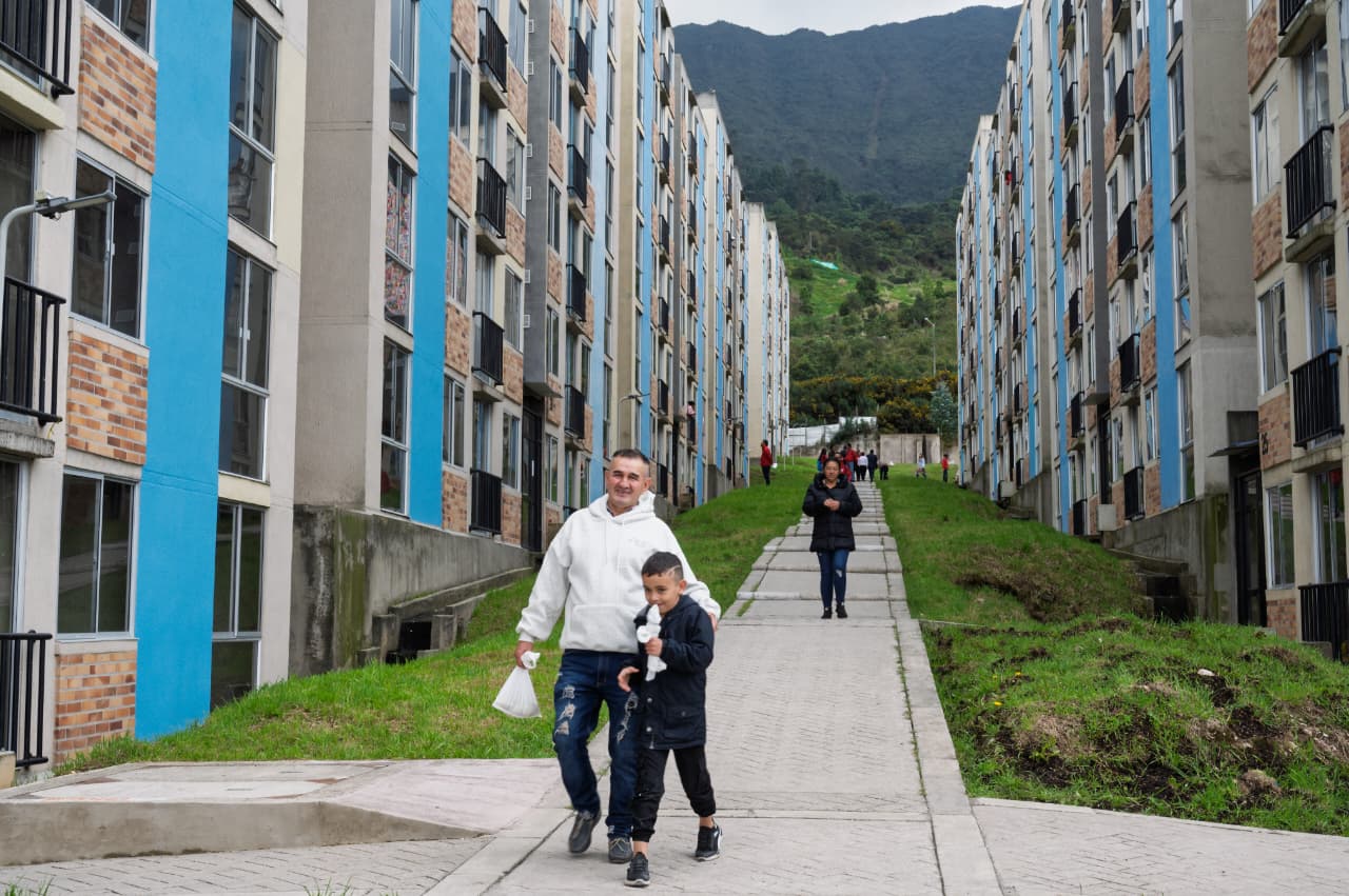 Bogotá recupera proyecto de vivienda en San Cristóbal y entrega hogares a familias tras años de espera