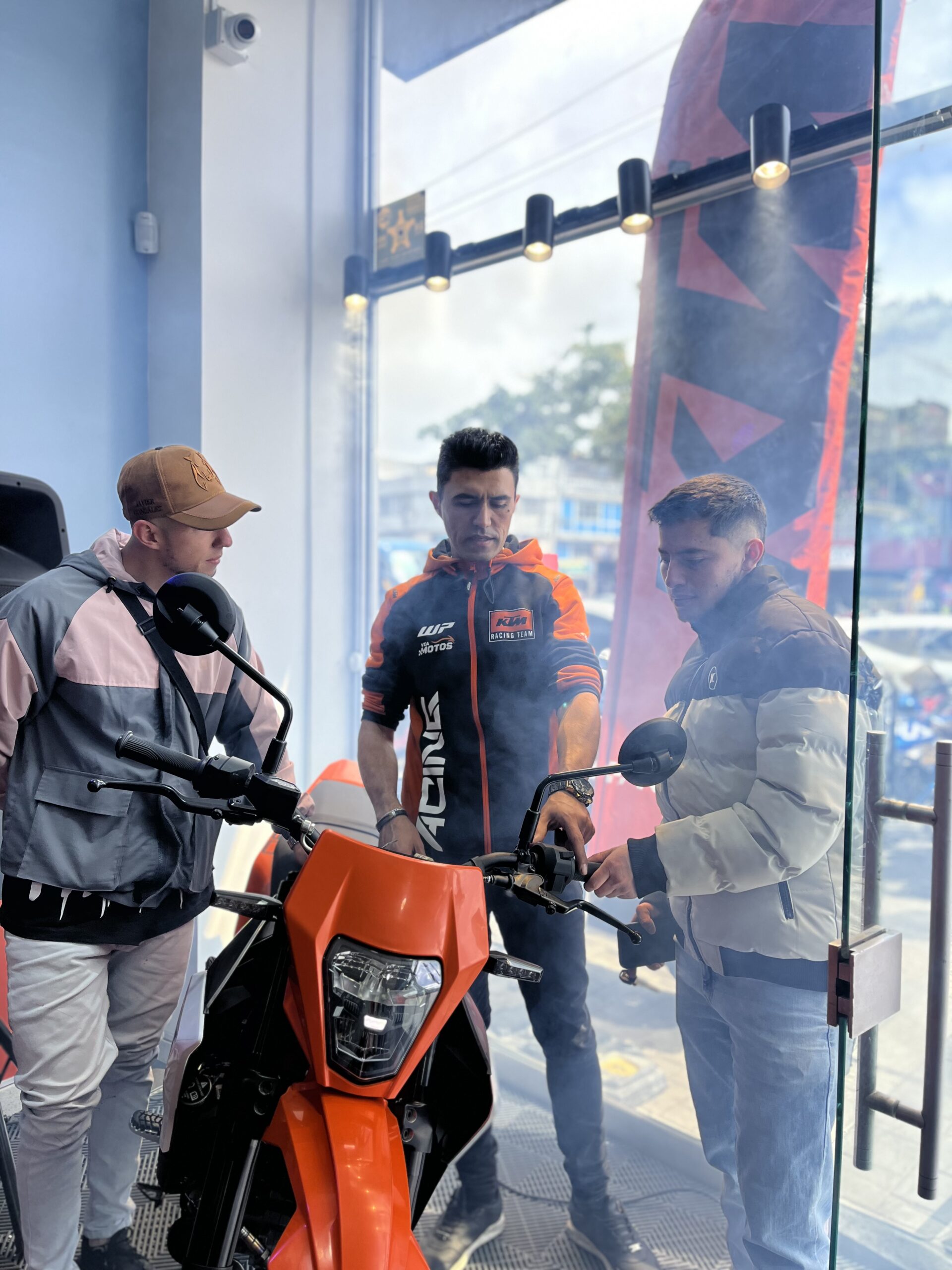 KTM Vía Motos refuerza su apuesta por la seguridad vial y la formación de motociclistas