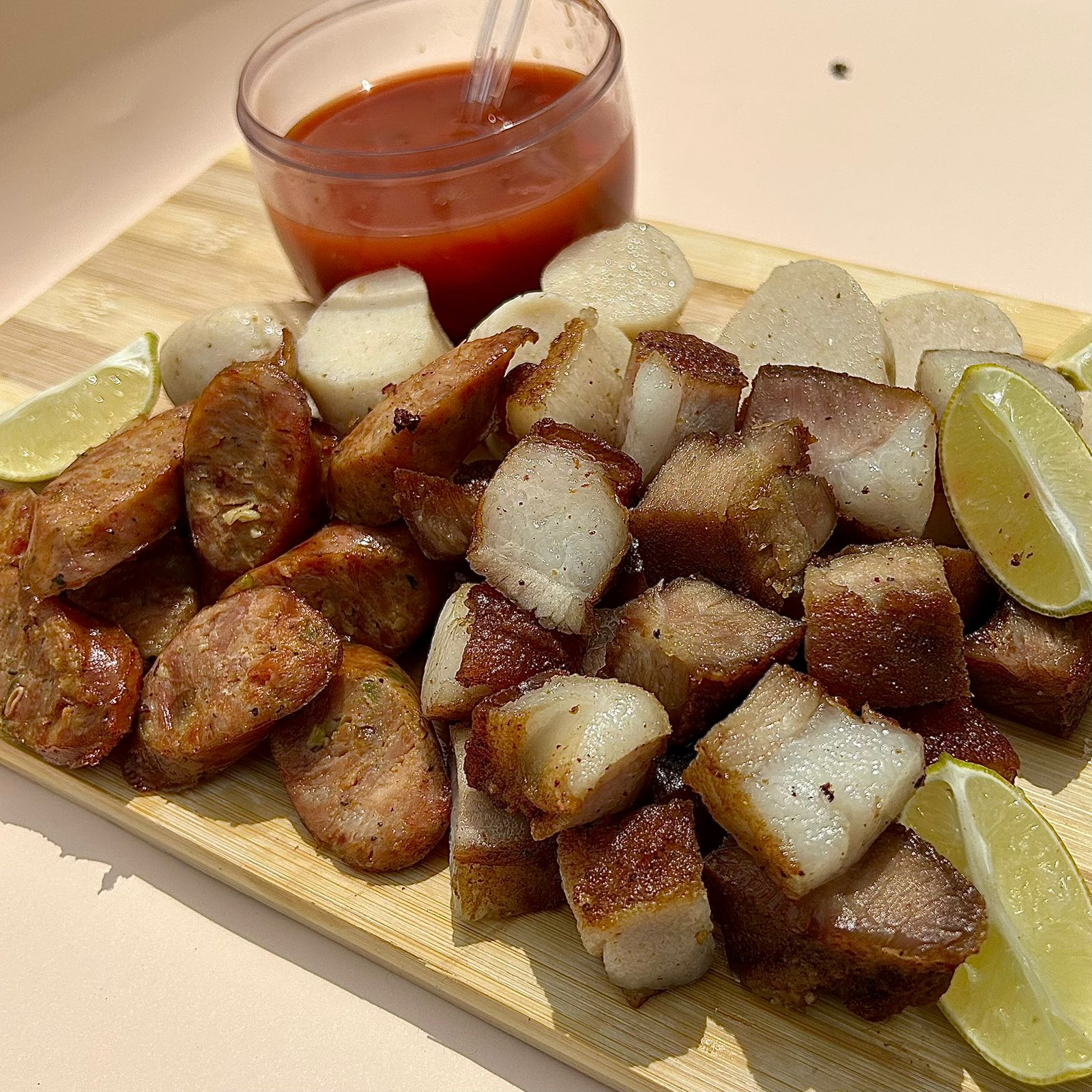 El arte de lograr un chicharrón crocante y jugoso que conquista los paladares colombianos