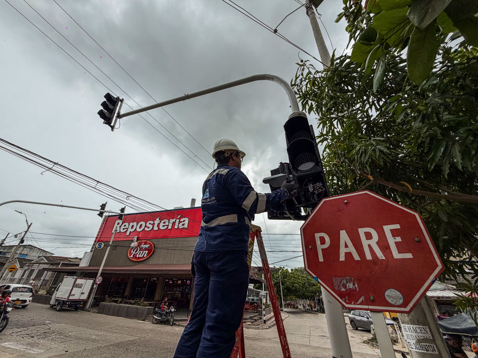 Barranquilla moderniza su movilidad con nuevos semáforos en la avenida Shakira y otras intersecciones estratégicas