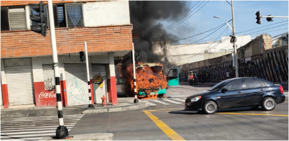 Bus de servicio público quedó reducido a cenizas tras incendio repentino en la avenida Murillo de Barranquilla