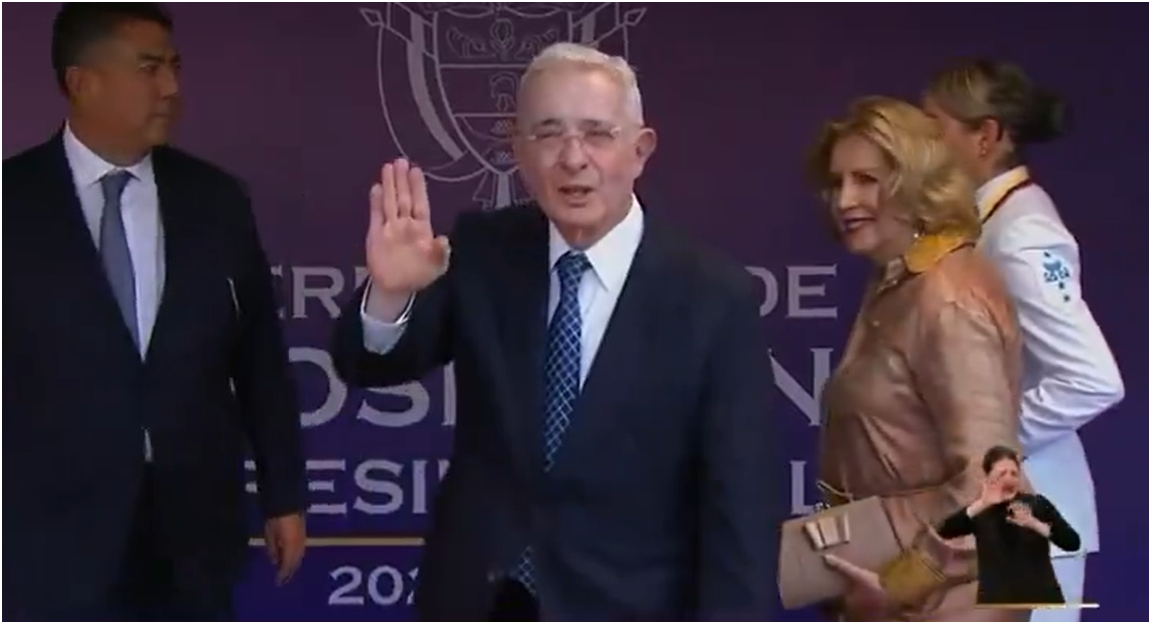 Álvaro Uribe recibió una de las mayores ovaciones durante la posesión de Abelardo de la Espriella