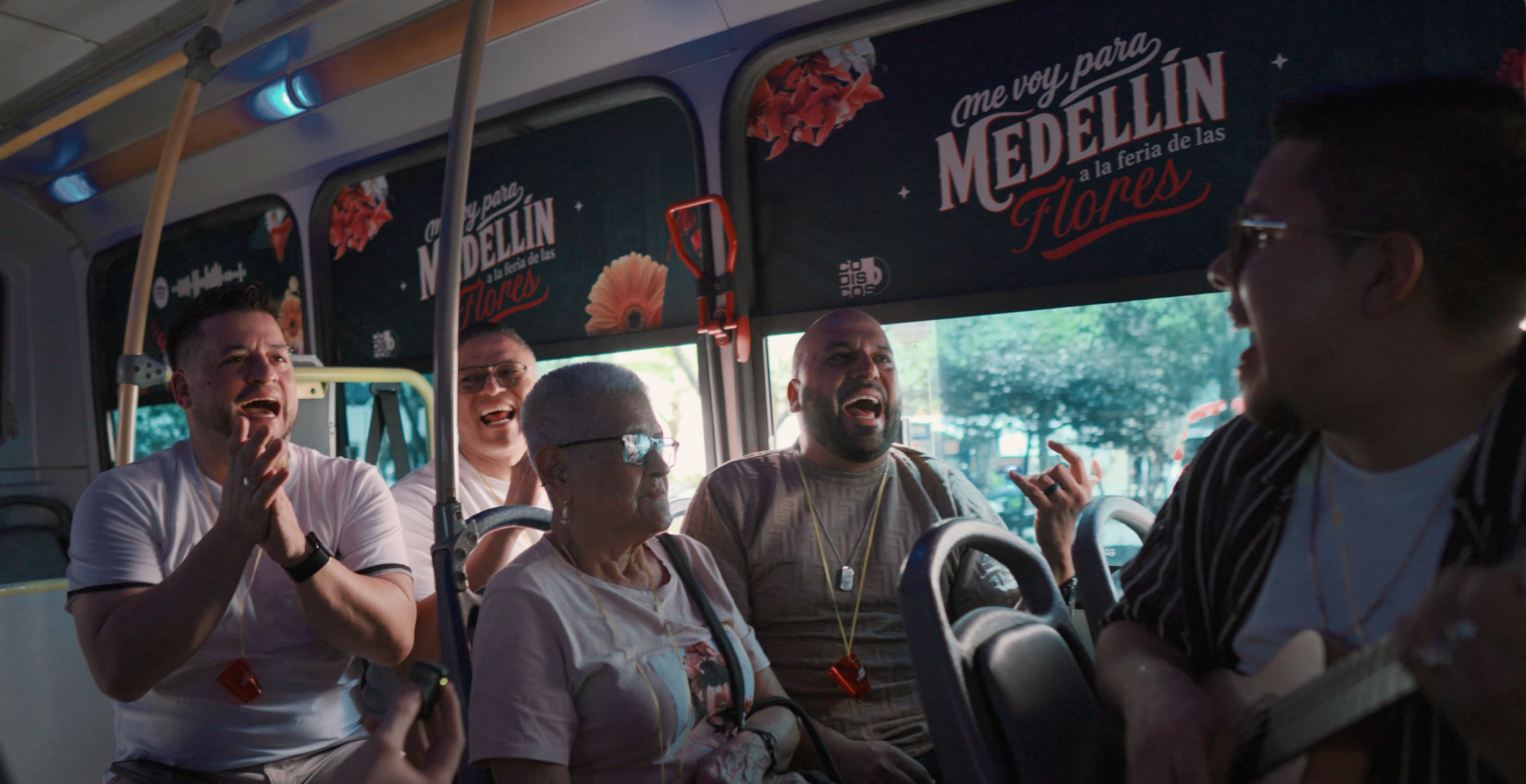 El Combo de las Estrellas convirtió un bus de Medellín en una fiesta sobre ruedas