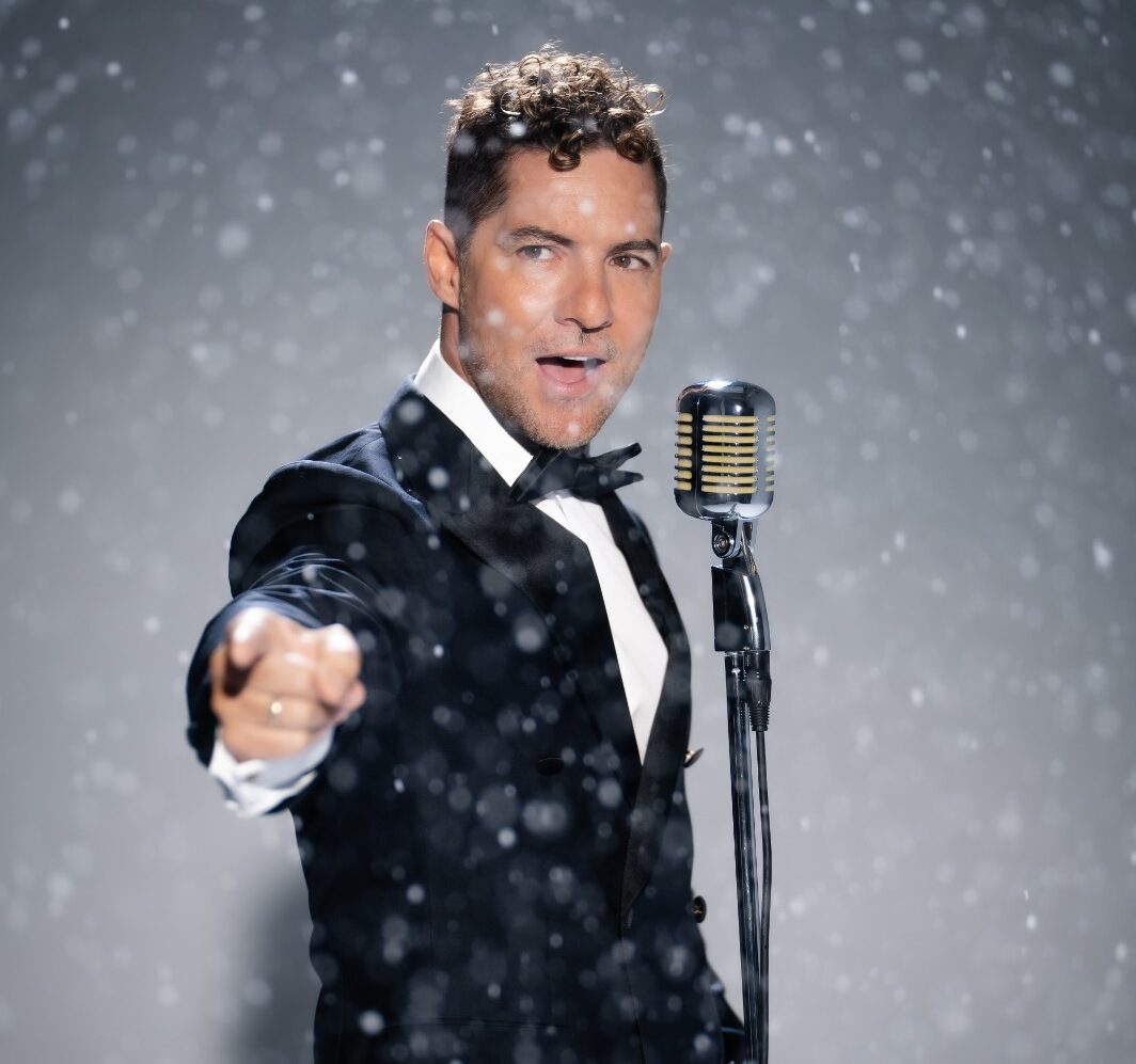 David Bisbal lleva al español un himno de paz con su nueva versión de Amigos del mundo