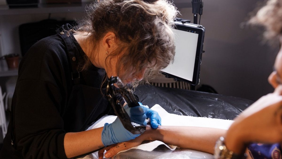 Investigan la muerte de una mujer durante un tatuaje a domicilio en Bogotá