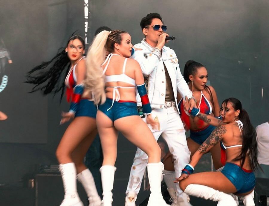 Angelo Perrone lleva su música a Itagüí y envía un mensaje de solidaridad a las familias afectadas