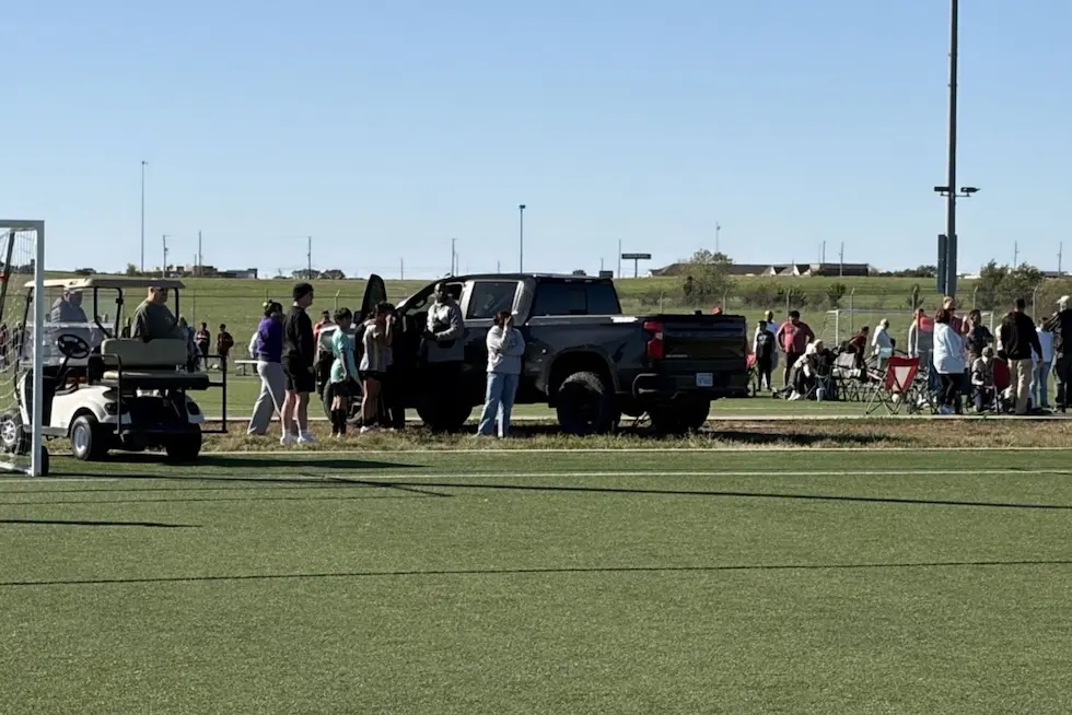 Dos muertos y dos heridos tras el ingreso de una camioneta a una cancha de fútbol en Kansas